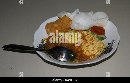 Nasi kuning sur une assiette. L'alimentation de l'Indonésie à Bandung. Banque D'Images