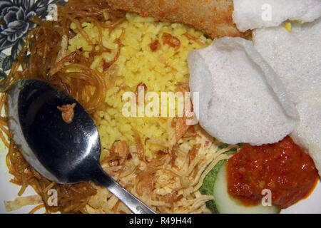 Nasi kuning sur une assiette. L'alimentation de l'Indonésie à Bandung. Banque D'Images