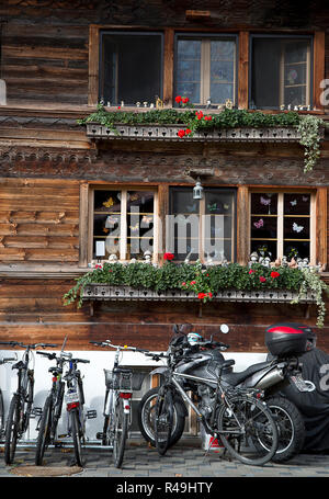 Grindelwald, Berne, Swittzerland. 13 Oct, 2018. Le 24 septembre 2018. Un parking deux roues a prix pour les vélos, scooters et motos dans la ville de Walderswil, Suisse. Credit : Ralph Lauer/ZUMA/Alamy Fil Live News Banque D'Images