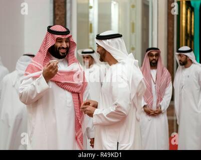 Abu Dhabi, Emirats arabes unis (EAU). 25Th Nov, 2018. Le Prince Héritier d'Abu Dhabi Sheikh Mohammed bin Zayed Al Nahyan (R) parle avec l'Arabie Prince Mohammed bin Salman bin Abdulaziz à Abu Dhabi, Emirats arabes unis (EAU), Novembre 25, 2018. Mohammed bin Salman bin Abdulaziz sur terminé dimanche visite de trois jours à l'eau. Credit : Emirates News Agency/Xinhua/Alamy Live News Banque D'Images