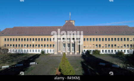 Ballenstedt, Allemagne. 15 Nov, 2018. L'immeuble de l'ex-institut national de l'éducation politique NPEA de famille, photographiés avec un drone. Après la guerre, le bâtiment a été utilisé comme le parti de district school 'Wilhelm Liebknecht' par la direction de district du SED. Je veux que le complexe du retour à la vie. Comme l'a confirmé la ville de Ballenstedt, parties de la plante sont vendus. Un investisseur chinois envisage de construire un centre de santé. Credit : Matthias Bein/dpa-Zentralbild/ZB/dpa/Alamy Live News Banque D'Images