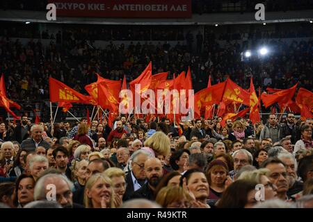 Les partisans du Parti communiste vu avec les drapeaux pendant les 100 ans du Parti communiste de Grèce, dans le stade de la paix et d'amitié, Neo Faliro. Banque D'Images