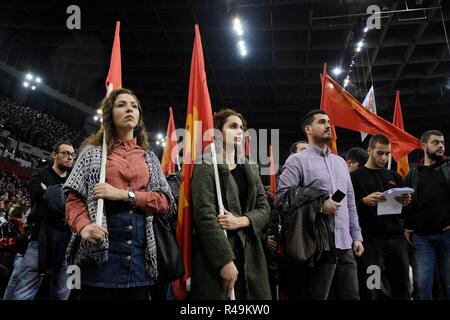 Les partisans du Parti communiste vu avec les drapeaux sur les 100 ans du Parti communiste de Grèce, dans le stade de la paix et d'amitié, Neo Faliro. Banque D'Images