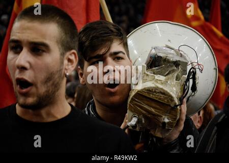 Un partisan du Parti communiste vu chanter avec un énorme mégaphone pendant les 100 ans du Parti communiste de Grèce, dans le stade de la paix et d'amitié, Neo Faliro. Banque D'Images