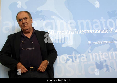 Photos de fichier. L'Italie. Venezia, Italia. 06Th Sep 2003. © CRISTIANO LARUFFA/LAPRESSE 01/09/2003 VENEZIA SPETTACOLO 60° Mostra del Cinema di Venezia NELLA Bernardo Bertolucci Crédit : LaPresse/Alamy Live News Le réalisateur italien Bernardo Bertolucci meurt âgée de 77 ans, Italie. Credit : LaPresse/Alamy Live News Banque D'Images