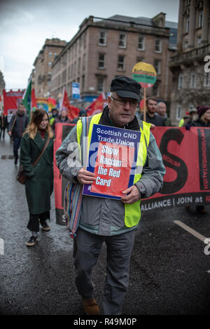 Un homme âgé vu tenant une pancarte anti racisme lors de la manifestation. Les membres de l'Affronter le racisme a tenu une manifestation contre le racisme à Glasgow et Aberdeen. Banque D'Images