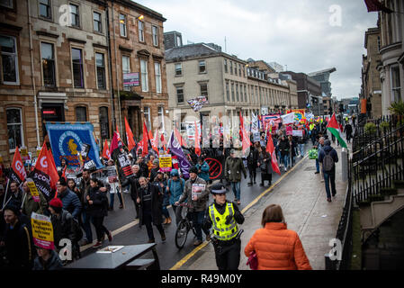 Vu les manifestants tenant des drapeaux et des pancartes lors de la manifestation. Les membres de l'Affronter le racisme a tenu une manifestation contre le racisme à Glasgow et Aberdeen. Banque D'Images