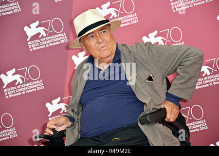 Photos de fichier. L'Italie. Gian Mattia D'Alberto/lapresse 28-08-2013 Venezia spettacolo 70ma Mostra Internazionale d'arte cinematografica photocall giuria 'Venezia 70' nella : Bernardo Bertolucci Gian Mattia D'Alberto /lapresse 28-08-2013 70e festival du film de Venise Venezia Venezia '70' jury photocall dans la photo : Bernardo Bertolucci réalisateur italien Bernardo Bertolucci meurt âgée de 77 ans, Italie. Credit : LaPresse/Alamy Live News Banque D'Images