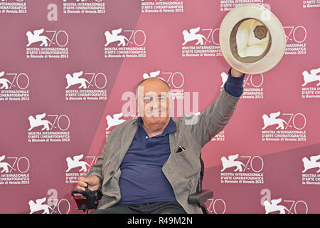 Photos de fichier. L'Italie. Gian Mattia D'Alberto/lapresse 28-08-2013 Venezia spettacolo 70ma Mostra Internazionale d'arte cinematografica photocall giuria 'Venezia 70' nella : Bernardo Bertolucci Gian Mattia D'Alberto /lapresse 28-08-2013 70e festival du film de Venise Venezia Venezia '70' jury photocall dans la photo : Bernardo Bertolucci réalisateur italien Bernardo Bertolucci meurt âgée de 77 ans, Italie. Credit : LaPresse/Alamy Live News Banque D'Images