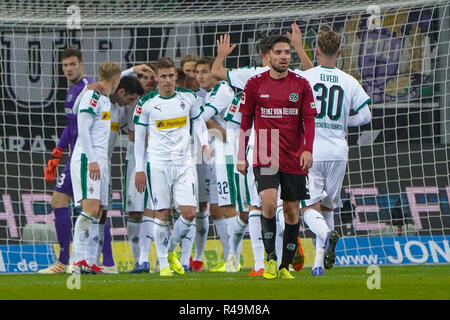 25.11.2018, Borussia Mönchengladbach Borussia, Parc, GER, 1. FBL Borussia Mönchengladbach, Vs. Hanovre 96, le LDF règlement interdit toute utilisation de photographies comme photo de séquences et/ou quasi-vidéo dans l'image/photo montre : la Gladbacher sont heureux de la 3 : 1 Florian Neuhaus (Gladbach n° 32), Michael Lang (Gladbach #  3), Nico (Elvedi Gladbach n° 30), photo © nordphoto/Meuter | conditions dans le monde entier Banque D'Images