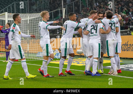 25.11.2018, Borussia Mönchengladbach Borussia, Parc, GER, 1. FBL Borussia Mönchengladbach, Vs. Hanovre 96, le LDF règlement interdit toute utilisation des photographies comme des séquences d'images et/ou quasi-vidéo dans l'image/photo montre : goaljubel jubilationlauf/jubilation/, 3 : 1 pour Gladbach par Lars Stindl (Gladbach #  13), derrière il withte sa cheers Florian Neuhaus (Gladbach n° 32), Thorgan Hazard (Gladbach #  10), Michael Lang (Gladbach #  3), Jonas Hofmann (Gladbach n° 23), Tony Jantschke Gladbach (n° 24), Alassane PlÃ © un (Gladbach #  14 ), Oscar Wendt (Gladbach #  17), photo © nordphoto/Meuter | usag Banque D'Images