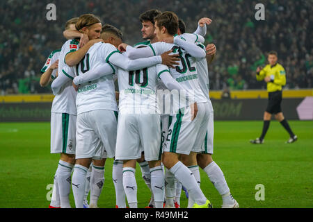 25.11.2018, Borussia Mönchengladbach Borussia, Parc, GER, 1. FBL Borussia Mönchengladbach, Vs. Hanovre 96, le LDF règlement interdit toute utilisation de photographies comme photo de séquences et/ou quasi-vidéo dans photo/image montre : but pour Gladbgach 1 : 1 par Thorgan Hazard (Gladbach #  10), goaljubel jubilationlauf/jubilation/, Florian Neuhaus (Gladbach n° 32), Michael Lang (Gladbach #  3), Thorgan Hazard (Gladbach #  10), Alassane PlÃ © un (Gladbach n° 14), photo © nordphoto/Meuter | conditions dans le monde entier Banque D'Images