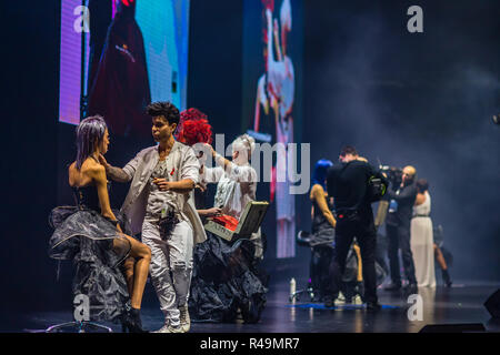 Bologne, Italie. 25 novembre, 2018. Les modèles et les coiffeurs de GA Hipertin Moda Italia effectue hairstyle montrer sur un podium dans le théâtre. Le seul événement dédié à l'Italien hairstylists va accueillir 12,000 de coiffeur. GoneWithTheWind/Alamy Live News Banque D'Images