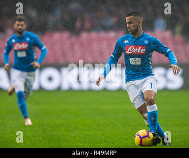 Adam Ounas (R) de la SSC Napoli vu en action au cours de la SSC Napoli vs A.C. Chievo serie d'un match de football au stade San Paolo. (Score final ; SSC Napoli 0:0 Chievo ) Banque D'Images