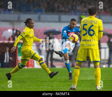 Adam Ounas (L) de la SSC Napoli vu en action au cours de la SSC Napoli vs A.C. Chievo serie d'un match de football au stade San Paolo. (Score final ; SSC Napoli 0:0 Chievo ) Banque D'Images