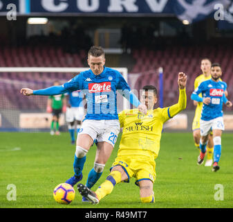 Piotr Zielinski (L) de la SSC Napoli et Fabio Depaoli (R) d'A.C. Chievo sont vus en action au cours de la SSC Napoli vs A.C. Chievo serie d'un match de football au stade San Paolo. (Score final ; SSC Napoli 0:0 Chievo ) Banque D'Images