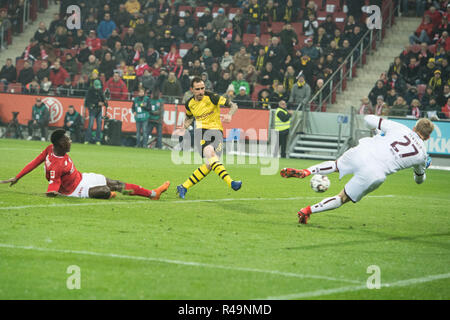 Mainz, Allemagne. 24 Nov, 2018. Paco Alcacer do (mi., N) par rapport au gardien Robin ZENTNER (droit, MZ) et Moussa NIAKHATE (MZ) le but d'en faire 1-0 du Borussia Dortmund, action, football 1ère Bundesliga, 12e journée, 1.FSV FSV FSV Mainz 05 (MZ) - Borussia Dortmund (NE) 1 : 2, le 24/11/2018 à Mayence/Allemagne. ¬ | Conditions de crédit dans le monde entier : dpa/Alamy Live News Banque D'Images