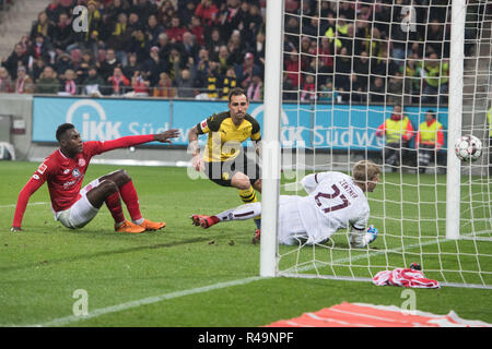 Mainz, Allemagne. 24 Nov, 2018. Paco Alcacer do (mi., N) par rapport au gardien Robin ZENTNER (droit, MZ) et Moussa NIAKHATE (MZ) le but d'en faire 1-0 du Borussia Dortmund, action, football 1ère Bundesliga, 12e journée, 1.FSV FSV FSV Mainz 05 (MZ) - Borussia Dortmund (NE) 1 : 2, le 24/11/2018 à Mayence/Allemagne. ¬ | Conditions de crédit dans le monde entier : dpa/Alamy Live News Banque D'Images