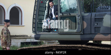 Foto Carlo Lannutti/LaPresse 26- 11 - 2018 Roma, Italia Cronaca. Les Roms. Villa Demolizione Casamonica alla Romanina via di Roccabernarda Nella foto : Il ministro dell'Interno Matteo Salvini Banque D'Images