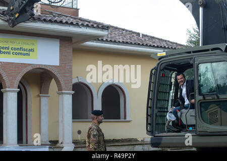 Foto Carlo Lannutti/LaPresse 26- 11 - 2018 Roma, Italia Cronaca. Les Roms. Villa Demolizione Casamonica alla Romanina via di Roccabernarda Nella foto : Il ministro dell'Interno Matteo Salvini Banque D'Images