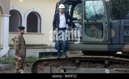 Foto Carlo Lannutti/LaPresse 26- 11 - 2018 Roma, Italia Cronaca. Les Roms. Villa Demolizione Casamonica alla Romanina via di Roccabernarda Nella foto : Il ministro dell'Interno Matteo Salvini Banque D'Images