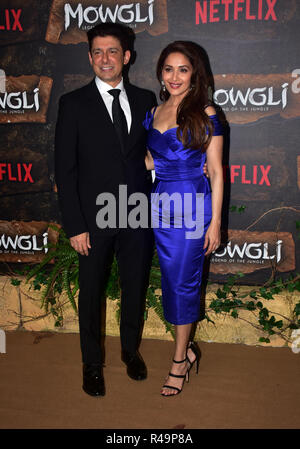 Mumbai, Inde. 25Th Nov, 2018. L'actrice Madhuri Dixit, L, avec son mari Sriram Madhav Nene, R, sont vues sur le tapis rouge lors de la première mondiale de la 'Mowgli Netflix ; légende de la jungle à la YRF Studio dans Mumbai.Netflix's «owgli, Légende de la Jungle' a été prévue pour le 7 décembre, 2018. Credit : Azhar Khan SOPA/Images/ZUMA/Alamy Fil Live News Banque D'Images