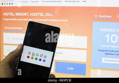 Jakarta, capitale de Jakarta, Indonésie. 26 Nov, 2018. Agent de voyage en ligne logo Agoda est vu sur un appareil mobile Android avec un écran qui apparaît sur l'arrière-plan. Credit : Adriana Adinandra SOPA/Images/ZUMA/Alamy Fil Live News Banque D'Images