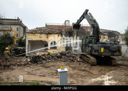 Foto Carlo Lannutti/LaPresse 26- 11 - 2018 Roma, Italia Cronaca. Les Roms. Villa Demolizione Casamonica alla Romanina via di Roccabernarda Nella foto : La demolizione della villa Banque D'Images