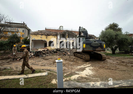 Foto Carlo Lannutti/LaPresse 26- 11 - 2018 Roma, Italia Cronaca. Les Roms. Villa Demolizione Casamonica alla Romanina via di Roccabernarda Nella foto : La demolizione della villa Banque D'Images