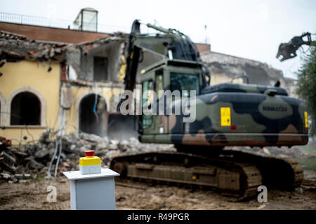 Foto Carlo Lannutti/LaPresse 26- 11 - 2018 Roma, Italia Cronaca. Les Roms. Villa Demolizione Casamonica alla Romanina via di Roccabernarda Nella foto : La demolizione della villa Banque D'Images