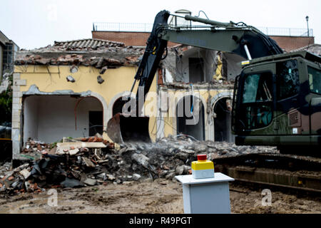 Foto Carlo Lannutti/LaPresse 26- 11 - 2018 Roma, Italia Cronaca. Les Roms. Villa Demolizione Casamonica alla Romanina via di Roccabernarda Nella foto : La demolizione della villa Banque D'Images