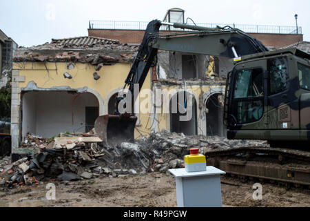 Foto Carlo Lannutti/LaPresse 26- 11 - 2018 Roma, Italia Cronaca. Les Roms. Villa Demolizione Casamonica alla Romanina via di Roccabernarda Nella foto : La demolizione della villa Banque D'Images