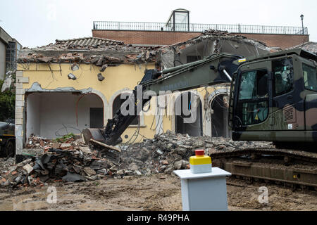 Foto Carlo Lannutti/LaPresse 26- 11 - 2018 Roma, Italia Cronaca. Les Roms. Villa Demolizione Casamonica alla Romanina via di Roccabernarda Nella foto : La demolizione della villa Banque D'Images