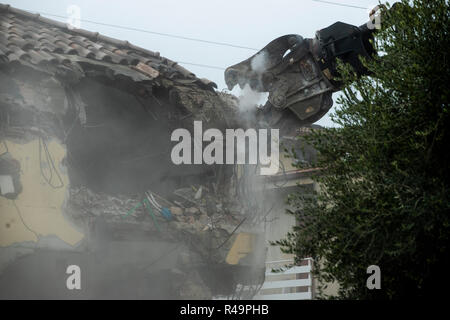 Foto Carlo Lannutti/LaPresse 26- 11 - 2018 Roma, Italia Cronaca. Les Roms. Villa Demolizione Casamonica alla Romanina via di Roccabernarda Nella foto : La demolizione della villa Banque D'Images