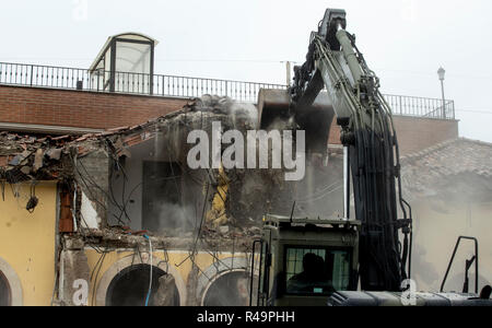 Foto Carlo Lannutti/LaPresse 26- 11 - 2018 Roma, Italia Cronaca. Les Roms. Villa Demolizione Casamonica alla Romanina via di Roccabernarda Nella foto : La demolizione della villa Banque D'Images