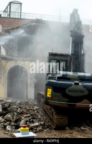 Foto Carlo Lannutti/LaPresse 26- 11 - 2018 Roma, Italia Cronaca. Les Roms. Villa Demolizione Casamonica alla Romanina via di Roccabernarda Nella foto : La demolizione della villa Banque D'Images