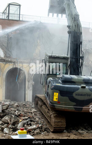 Foto Carlo Lannutti/LaPresse 26- 11 - 2018 Roma, Italia Cronaca. Les Roms. Villa Demolizione Casamonica alla Romanina via di Roccabernarda Nella foto : La demolizione della villa Banque D'Images