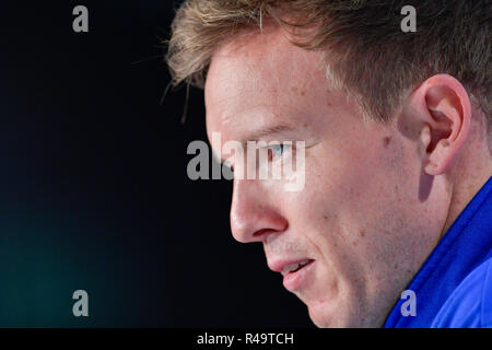 26 novembre 2018, Bade-Wurtemberg, Sinsheim : Soccer : Ligue des Champions, 1899 Hoffenheim - Schachtjor Donezk, conférence de presse. L'entraîneur de Hoffenheim Julian Nagelsmann est assis sur le podium. Photo : Uwe Anspach/dpa Banque D'Images