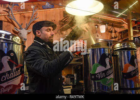 (181126) -- Strasbourg, le 26 novembre 2018 (Xinhua) -- Un vendeur vend du vin chaud au marché de Noël à Strasbourg, France, le 23 novembre 2018. Cette année, le marché de Noël de Strasbourg est prévue du 23 novembre au 30 décembre. (Xinhua/Geneviève Engel) Banque D'Images