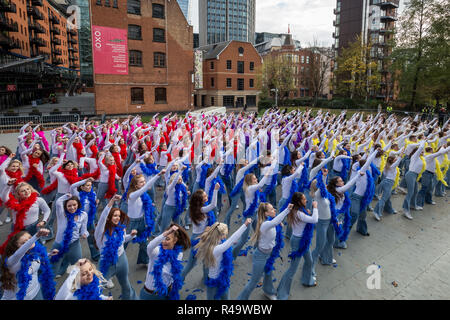 Londres, Royaume-Uni. 26Th Nov 2018. 324 danseurs dans Mamma Mia ! Ici nous allons encore tenues d'inspiration briser le plus grand disco dance record. Crédit : Guy Josse/Alamy Live News Banque D'Images