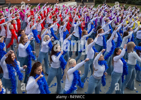 Londres, Royaume-Uni. 26Th Nov 2018. 324 danseurs dans Mamma Mia ! Ici nous allons encore tenues d'inspiration briser le plus grand disco dance record. Crédit : Guy Josse/Alamy Live News Banque D'Images