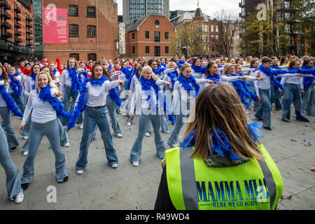 Londres, Royaume-Uni. 26Th Nov 2018. 324 danseurs dans Mamma Mia ! Ici nous allons encore tenues d'inspiration briser le plus grand disco dance record. Crédit : Guy Josse/Alamy Live News Banque D'Images