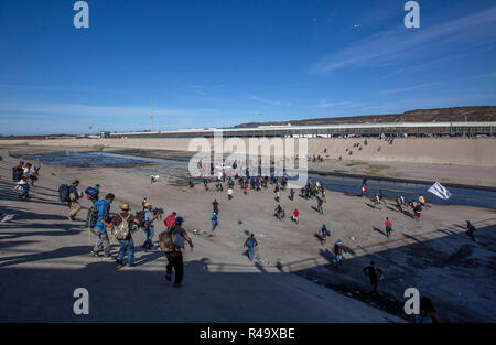 Tijuana, au Mexique. 26 Nov, 2018. Les migrants exerçant son activité sous les sacs à dos et de nattes à pied les derniers mètres à la frontière avec les États-Unis. Plusieurs centaines de migrants d'Amérique centrale ont tenté de franchir illégalement la frontière vers les États-Unis dans la ville frontalière mexicaine de Tijuana. Credit : Omar Martinez/dpa/Alamy Live News Banque D'Images