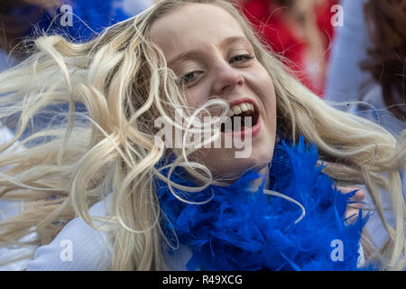 Londres, Royaume-Uni. 26Th Nov 2018. 324 danseurs dans Mamma Mia ! Ici nous allons encore tenues d'inspiration briser le plus grand disco dance record. Crédit : Guy Josse/Alamy Live News Banque D'Images
