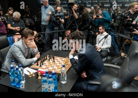 Londres, Royaume-Uni. 26 novembre 2018. Magnus Carlsen (L) de la Norvège est en concurrence contre Fabiano Caruana (R) des États-Unis dans le 12e jeu de la World Chess Championship qui aura lieu au Collège de Holborn. Le 12 match match est en ce moment à égalité après 11 tirages. Crédit : Stephen Chung / Alamy Live News Banque D'Images