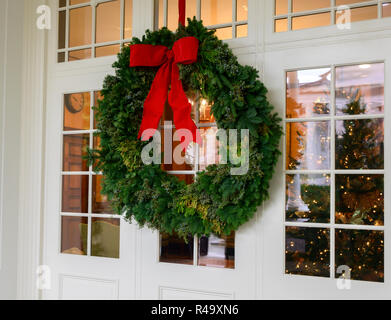 Washington DC, USA. 26 novembre, 2018. La Maison Blanche 2018 décorations de Noël, avec le thème "Trésors américain' qui ont été personnellement choisi par la première dame Melania Trump, sont prévues pour la presse à Washington, DC le lundi 26 novembre 2018. Cette colère est suspendu à l'extérieur de l'aile est entrée où les visiteurs pourront entrer pour l'appartement de parties. Credit : Ron Sachs/CNP /MediaPunch MediaPunch Crédit : Inc/Alamy Live News Banque D'Images