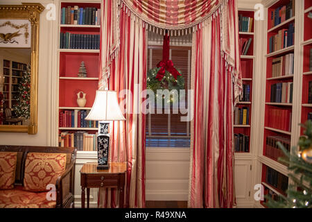 Washington DC, USA. 26 novembre, 2018. La Maison Blanche 2018 décorations de Noël, avec le thème "Trésors américain' qui ont été personnellement choisi par la première dame Melania Trump, sont prévues pour la presse à Washington, DC le lundi 26 novembre 2018. Une couronne de Noël qui est dans la fenêtre de la bibliothèque de la Maison Blanche. Credit : Ron Sachs/CNP /MediaPunch MediaPunch Crédit : Inc/Alamy Live News Banque D'Images