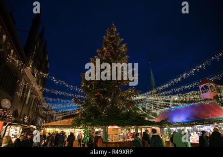 26 novembre 2018, le Schleswig-Holstein, Lübeck : Beaucoup de gens visitent l'hôtel de ville marché de la ville hanséatique de Lübeck le début du marché de Noël. Les premiers marchés de Noël ouvrir le jour après le dimanche de la mort. D'autres suivront dans les prochains jours et certains seront ouverts entre les jours. Photo : Rainer Jensen/dpa Banque D'Images