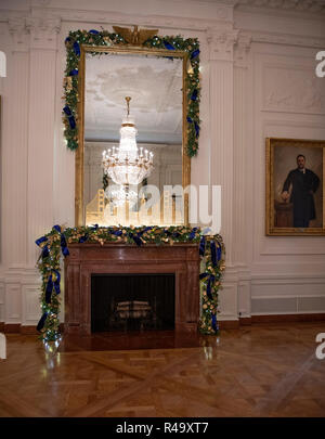 La Maison Blanche 2018 décorations de Noël, avec le thème "Trésors américain' qui ont été personnellement choisi par la première dame Melania Trump, sont prévues pour la presse à Washington, DC le lundi 26 novembre 2018. Rebord et miroir dans la salle de l'Est. Credit : Ron Sachs / CNP | conditions dans le monde entier Banque D'Images