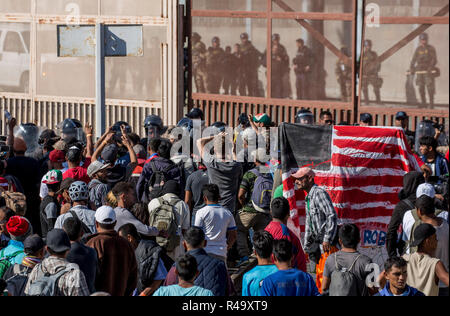 Tijuana, au Mexique. 26 Nov, 2018. Les migrants sont confrontés à des forces de sécurité à la frontière avec les États-Unis. Dans la ville frontalière mexicaine de Tijuana, de nombreux migrants ont tenté de franchir illégalement la frontière vers les États-Unis. Credit : Omar Martinez/dpa/Alamy Live News Banque D'Images